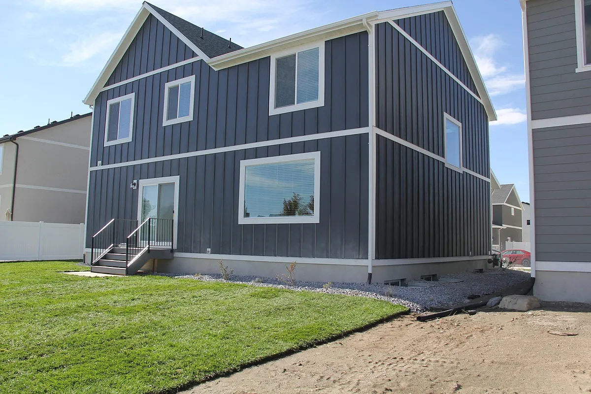 Building Photo - 498 Commodore Ln