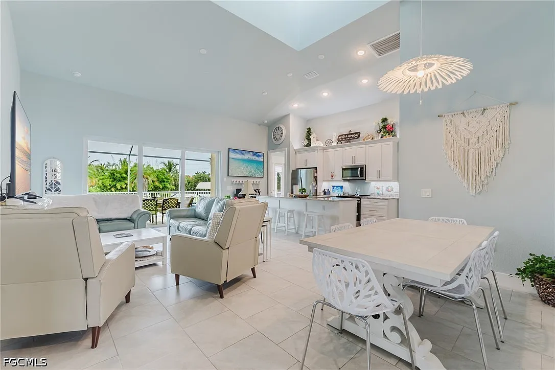 5 bed, 3.0 bath, 1900 sqft, $3,999 — Photo 3