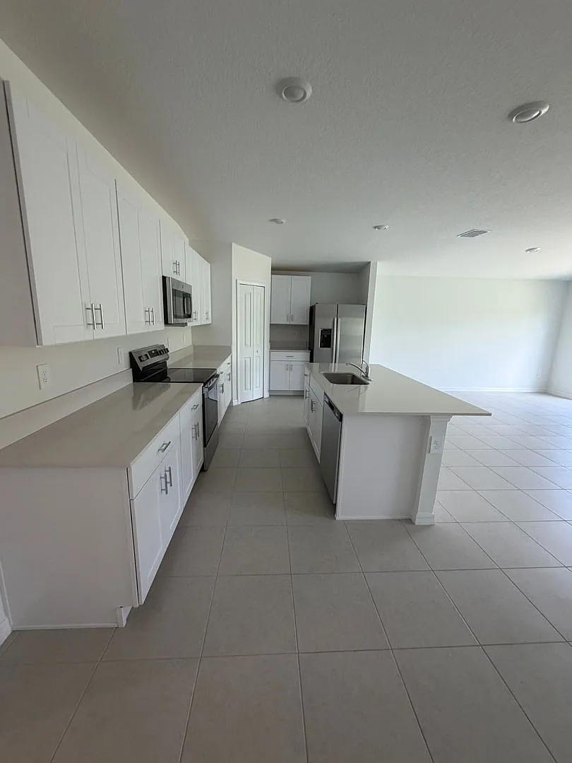 Brand new 4 Bedroom 3 Bathroom with Den — Photo 4