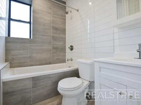 592 Albany Avenue image 3 of 6