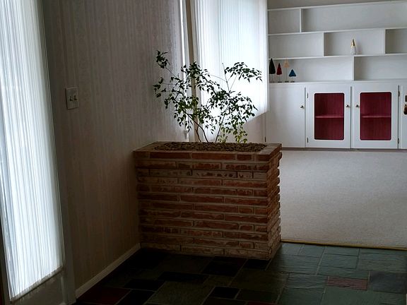 Foyer access to Living Room 