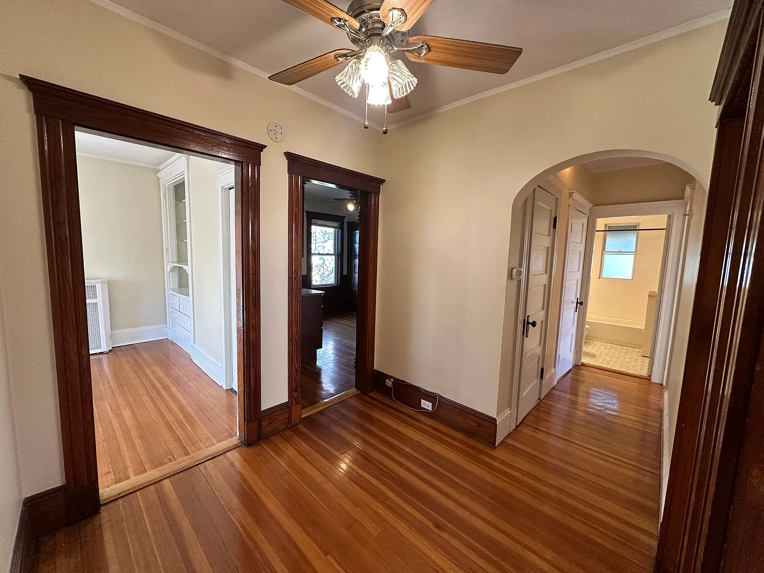 3 bed, 1.0 bath, 1000 sqft, $2,400 — Photo 2