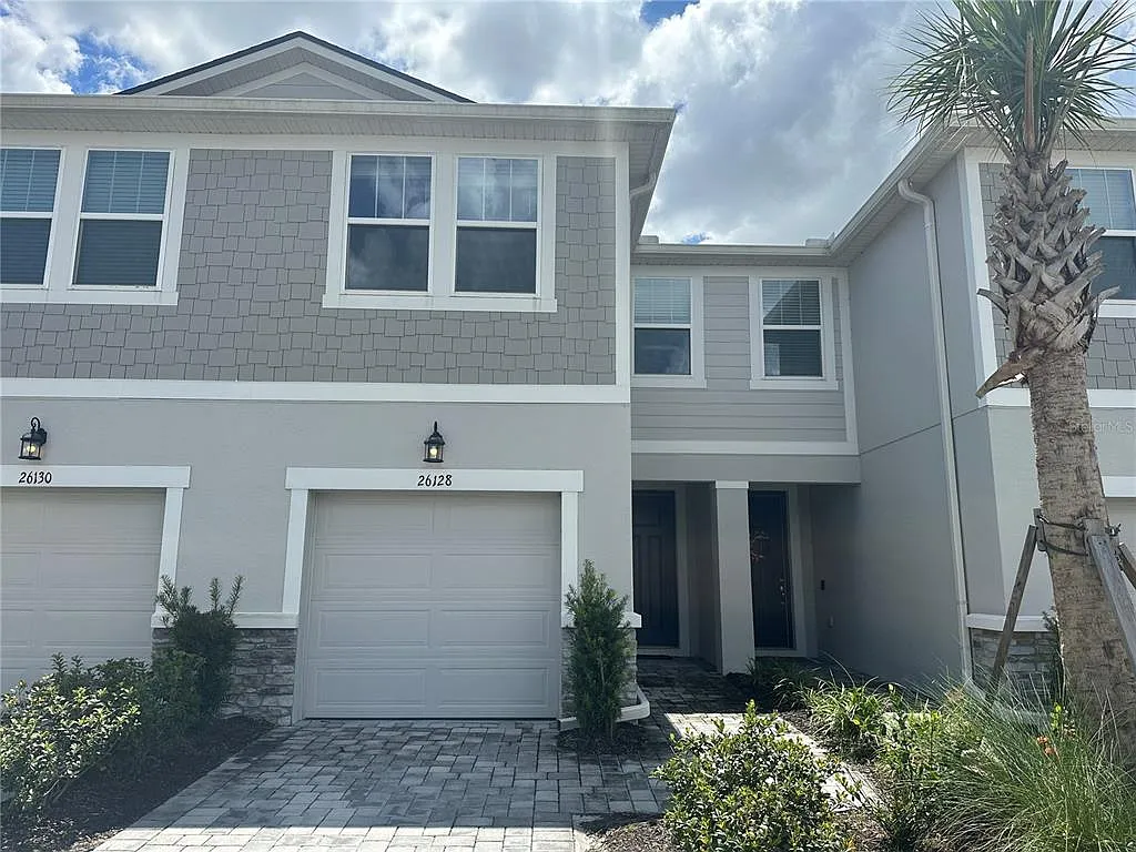 3 bed, 2.5 bath, 1667 sqft, $2,400 — Photo 2