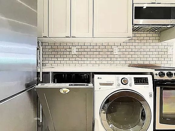 4th image of 446 W 19th St #3D