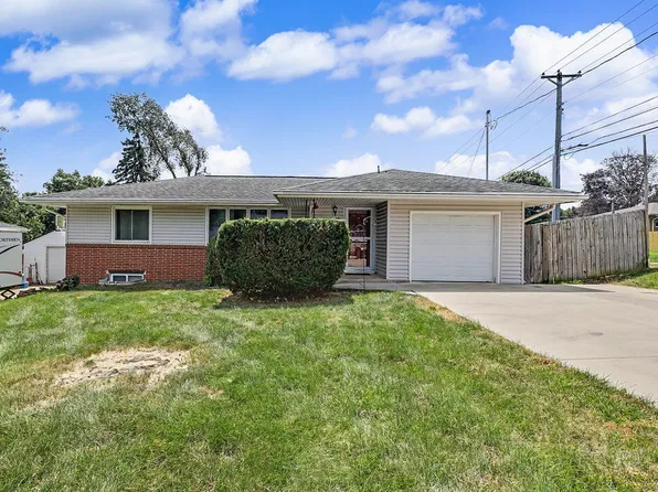 7120 Beechwood Dr, Urbandale, IA 50322