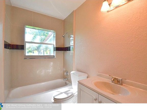 4th image of 924 NW 13th Ct