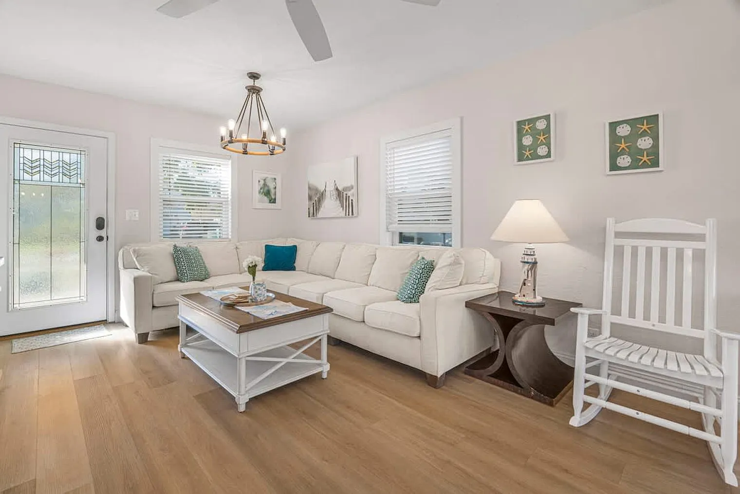4 bed, 2.0 bath, 2647 sqft, $9,150 — Photo 2