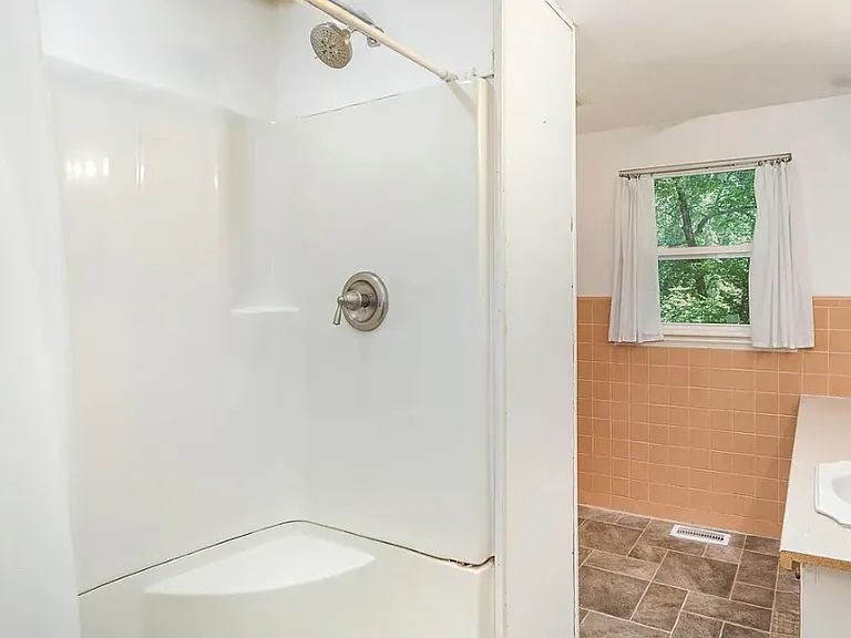409 Edgewood Ct — Photo 15