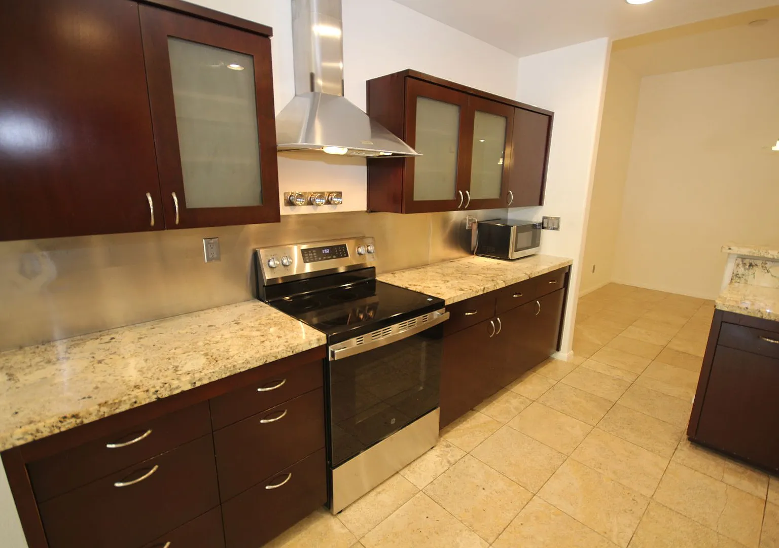 Spacious 2 Bedroom 2-1/2 Bathroom Townhome with 2-car garage in La Jolla near UCSD — Photo 3