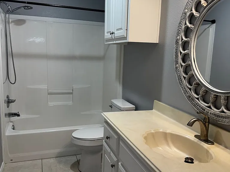 10008 York Ave — Photo 9