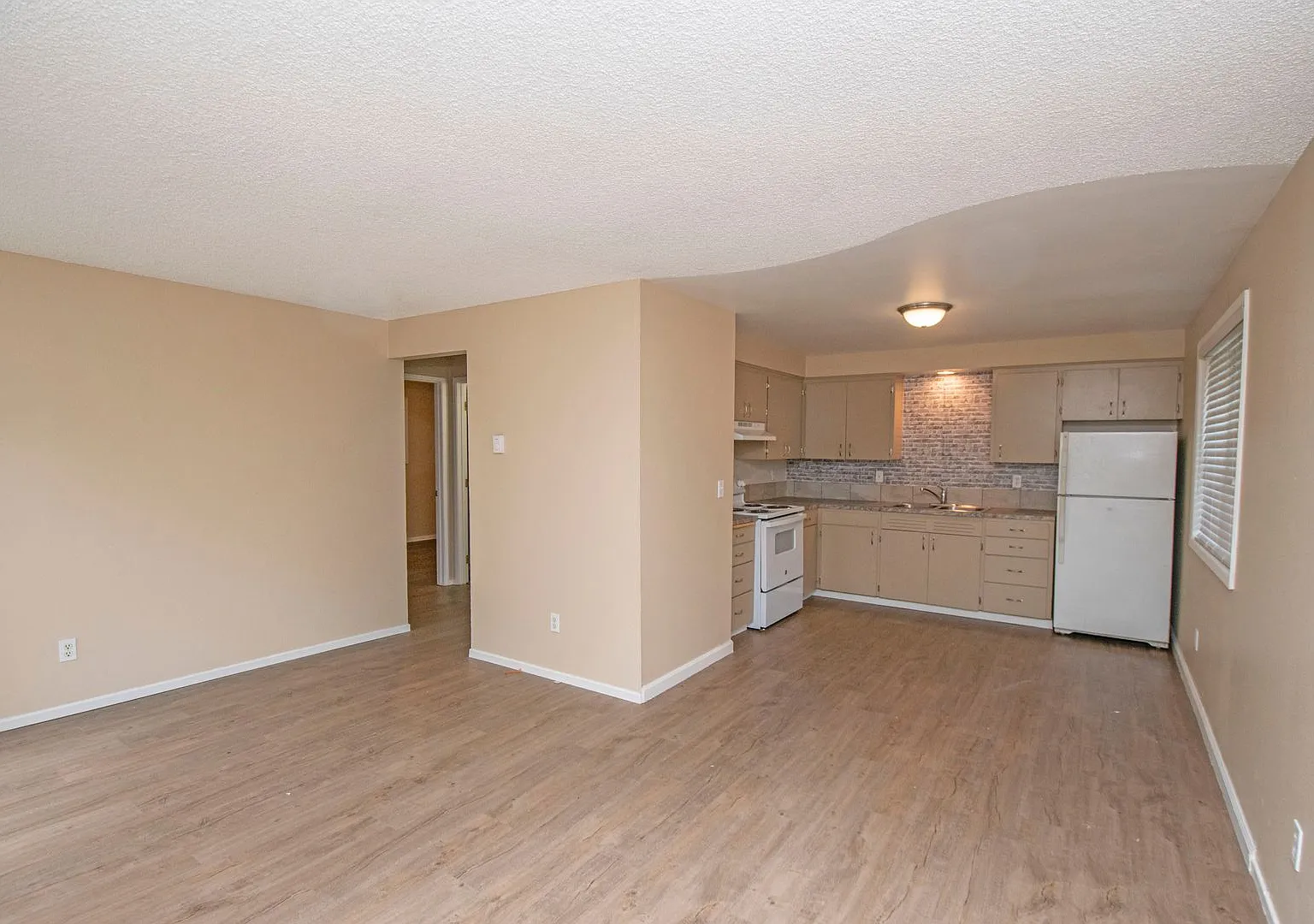 Cozy 2BD Duplex With Driveway Parking In Rose Village Neighborhood! — Photo 4