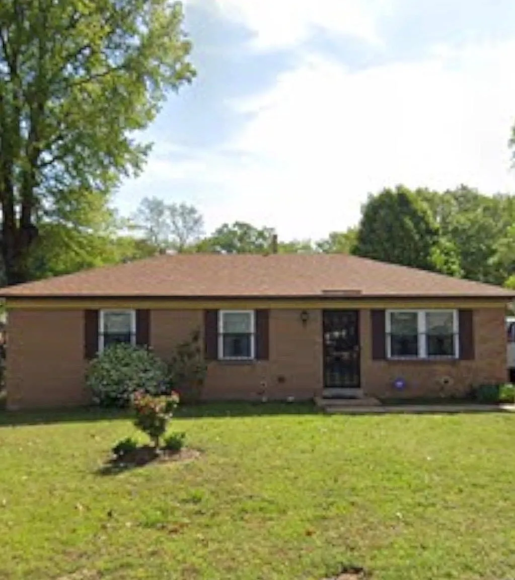 3 bed, 1.0 bath, 984 sqft, $1,430 — Photo 1
