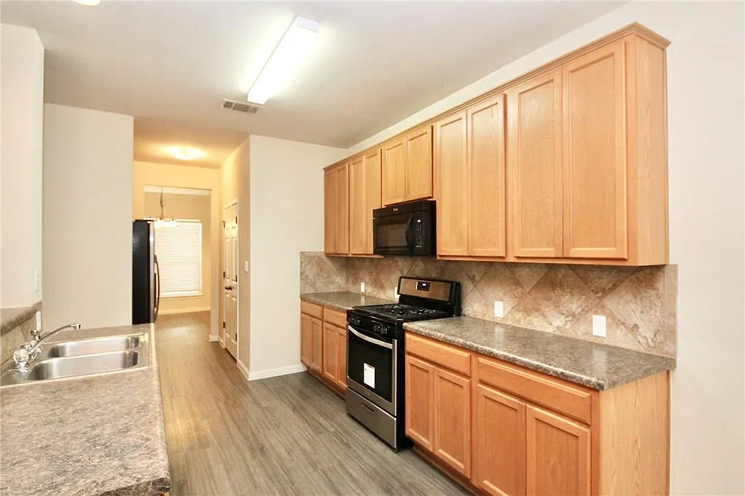 4 bed, 2.5 bath, 3062 sqft, $2,450 — Photo 4