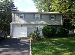 7 Kester Dr, Edison, NJ 08817