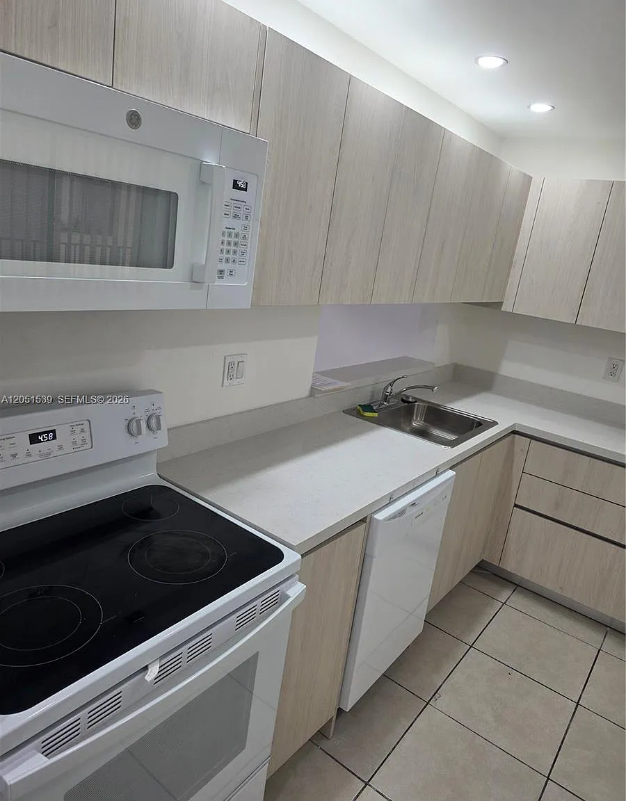 The Horizons Condo — Photo 3