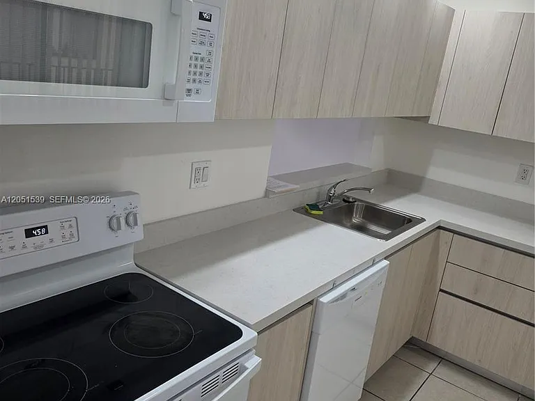 8025 SW 107th Ave #202 — Photo 3
