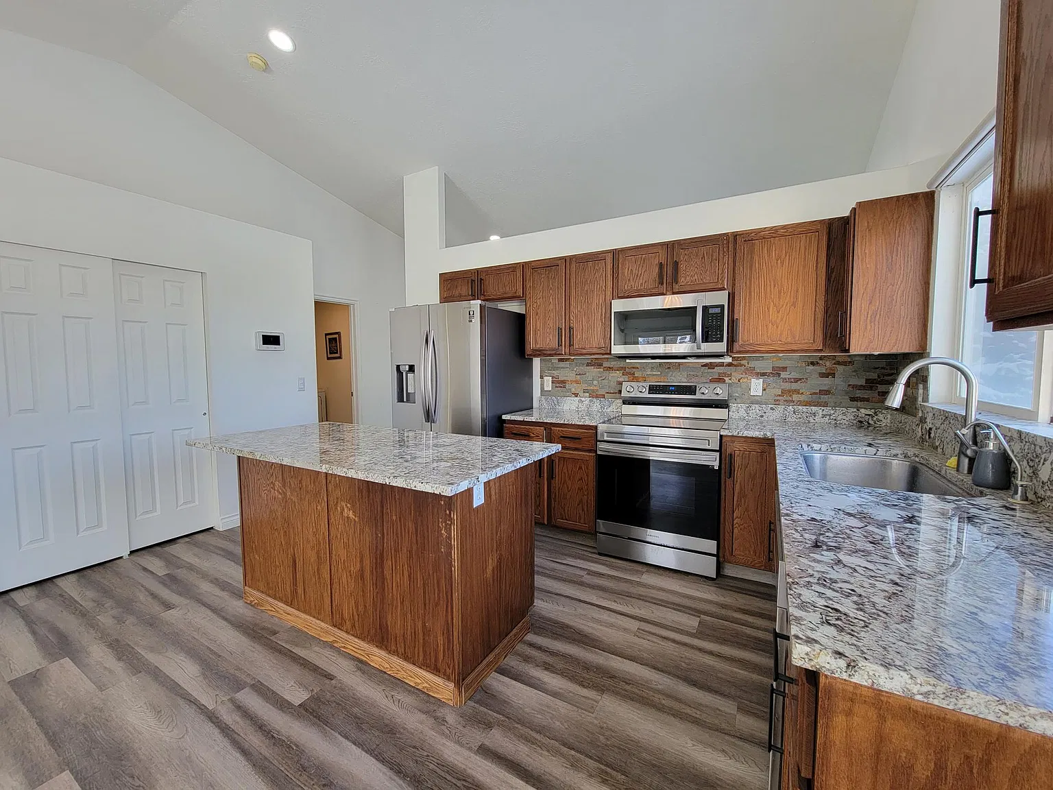 3 bed, 1400 sqft, $2,300 — Photo 3