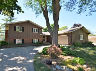 1865 Crestview Dr, Oshkosh, WI 54904