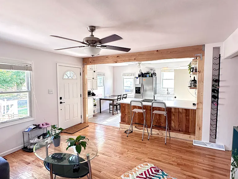 2404 Rowland Ave — Photo 2
