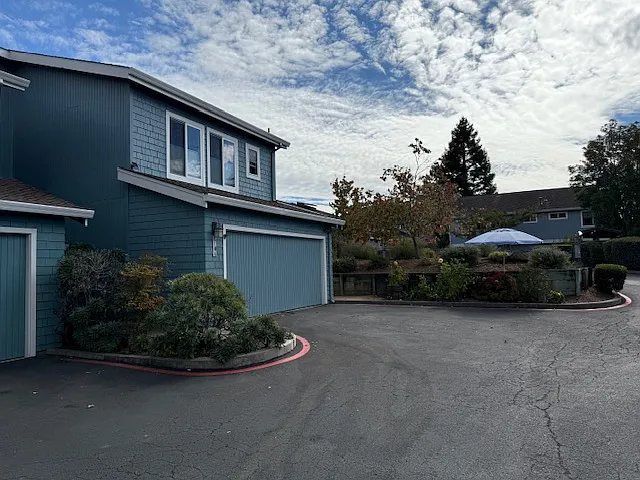 6104 Chateau Ct — Photo 33