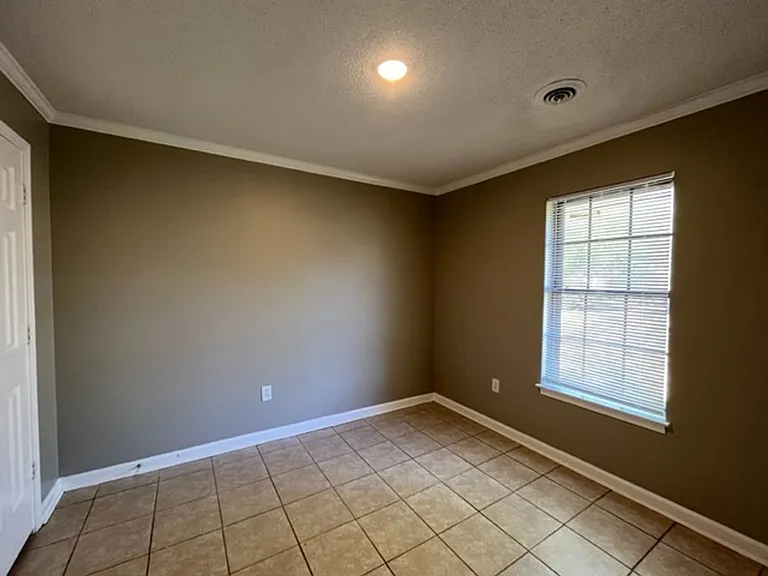 933 Woodburne Pl — Photo 7