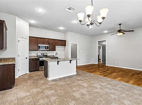 3rd image of 525 Oakley Blvd