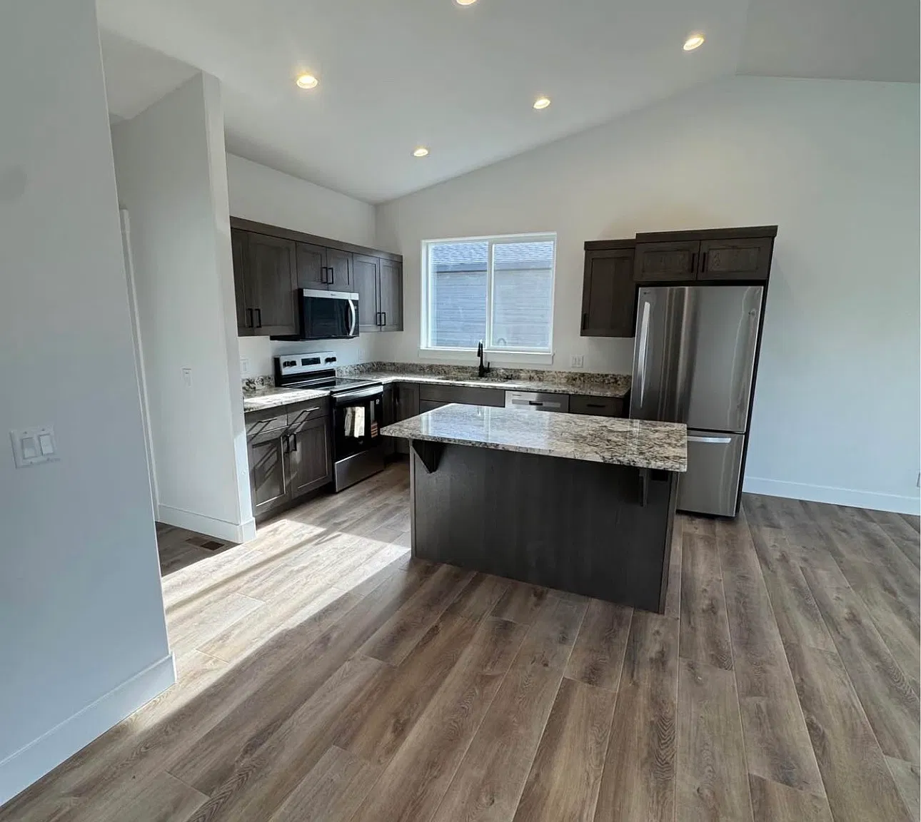 3 bed, $1,950 — Photo 2