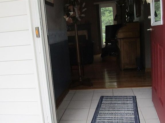 4th image of 452 Franklin St