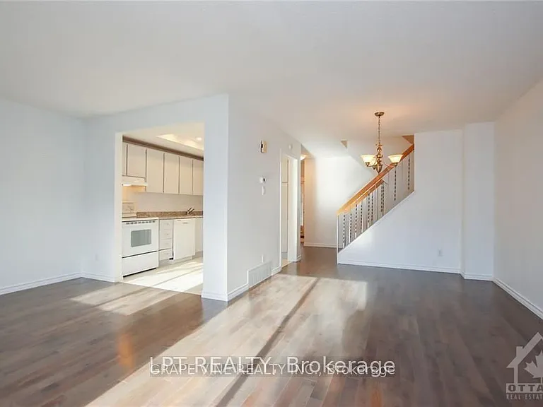 121 Erin Cres — Photo 9