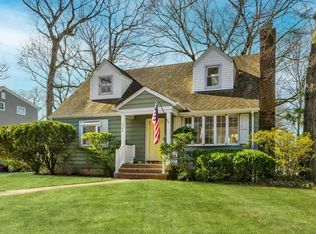 1566 Middle Neck Rd, Pt Washington, NY 11050