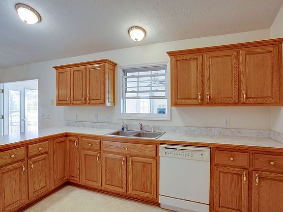 11th image of 134 N Harris Rd
