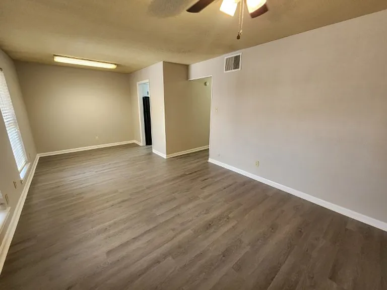 Barton Oaks Apartments — Photo 3
