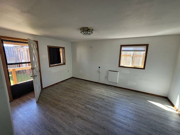 3rd image of 620 Railroad Ave