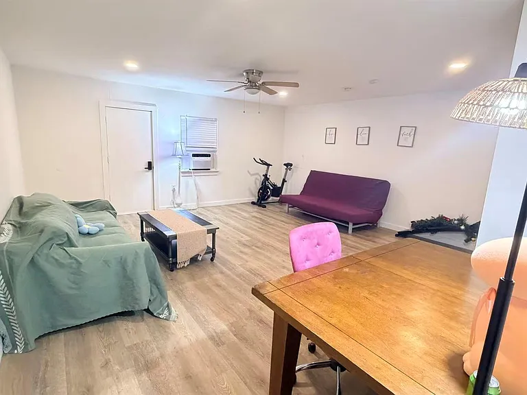 1121 Holly Dr — Photo 3