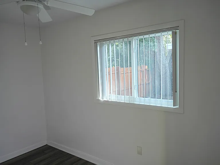 401 1st Ave NE #B — Photo 4
