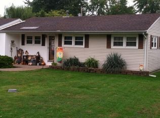 719 W 6th St, Flora, IL 62839