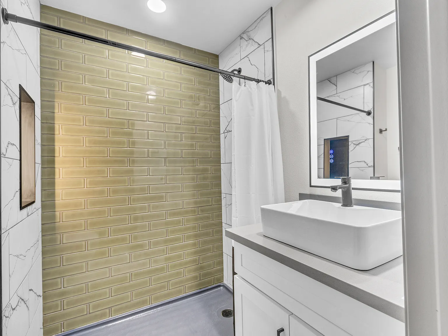 2 bed, 700 sqft, $1,700 — Photo 3