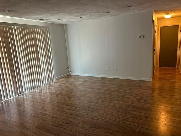 3rd image of 109 Oak Ln APT 6