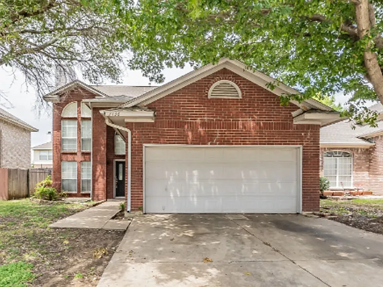 2136 Stoneridge Dr — Photo 1