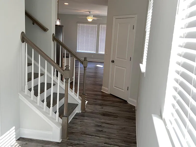 132 Manordale Dr — Photo 3