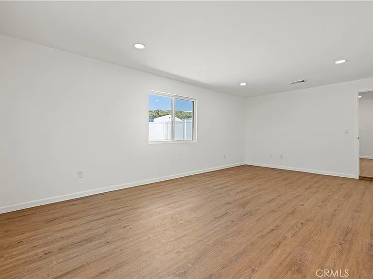 11549 Kagel Canyon St — Photo 33