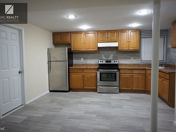 3rd image of 1326 Waring Ave