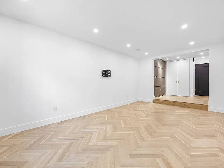 25 Minetta Ln #2F — Photo 9