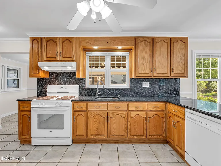 37 Highland Ave — Photo 20