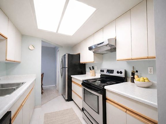 4th image of 2915 Glen Dr #411