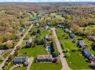 32 Edinburg Ln, Trumbull, CT 06611