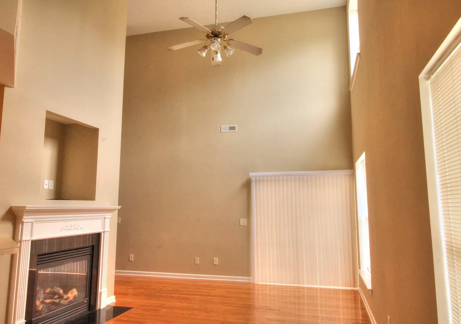 Spacious 3 bed, 2.5 bath home in a quiet neighborhood!! — Photo 2