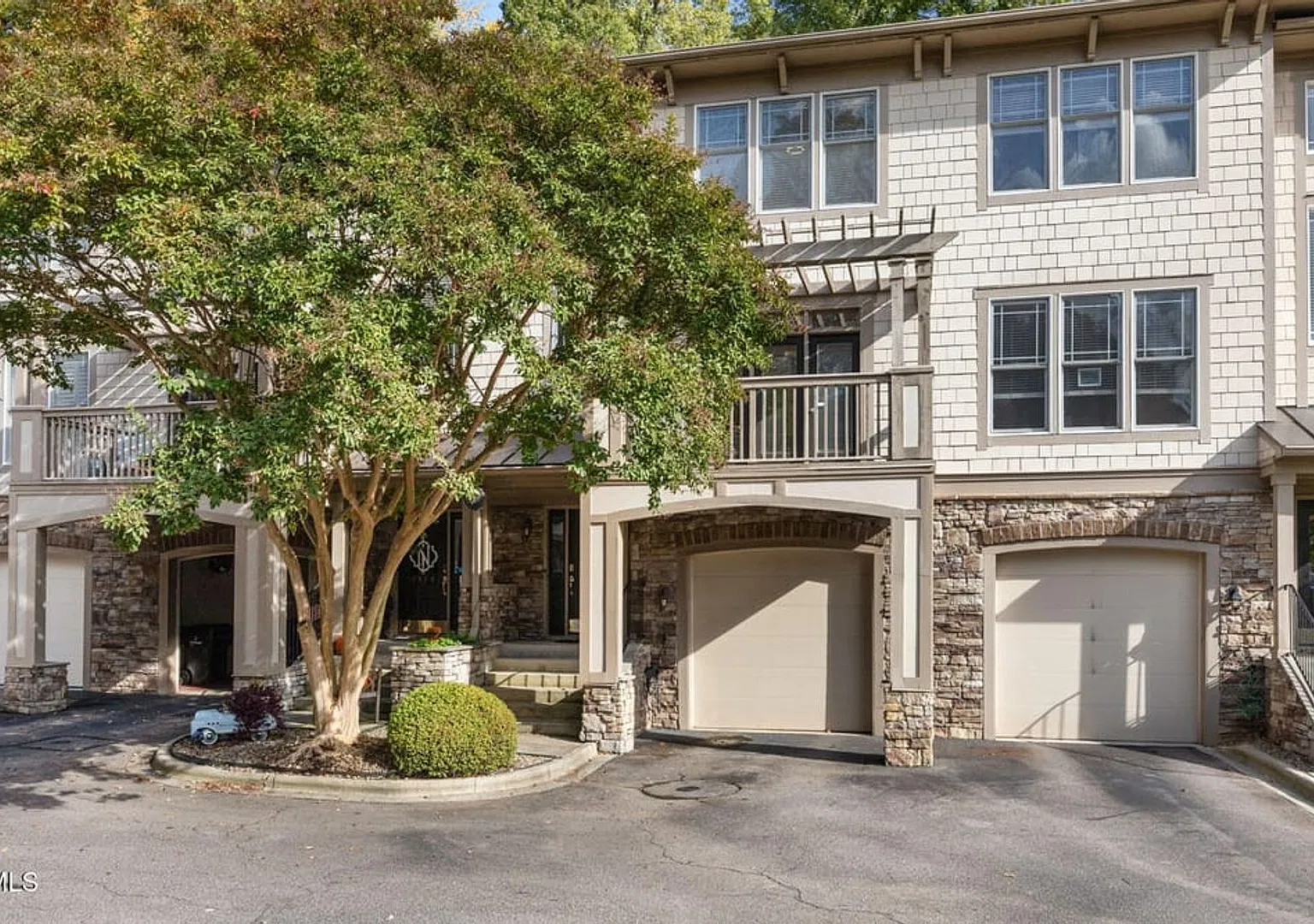 Stylish Townhome with Dual Suites, Garage & Prime Raleigh Location near Crabtree Mall — Photo 1