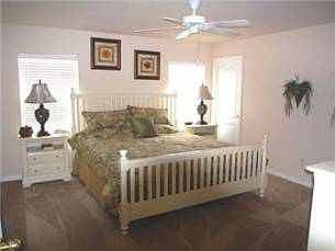 SR5P118SC-king-master-bedroom