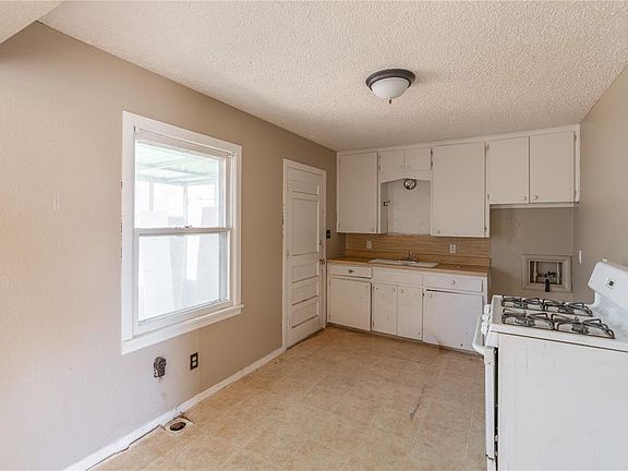 3rd image of 3305 SE 21st St